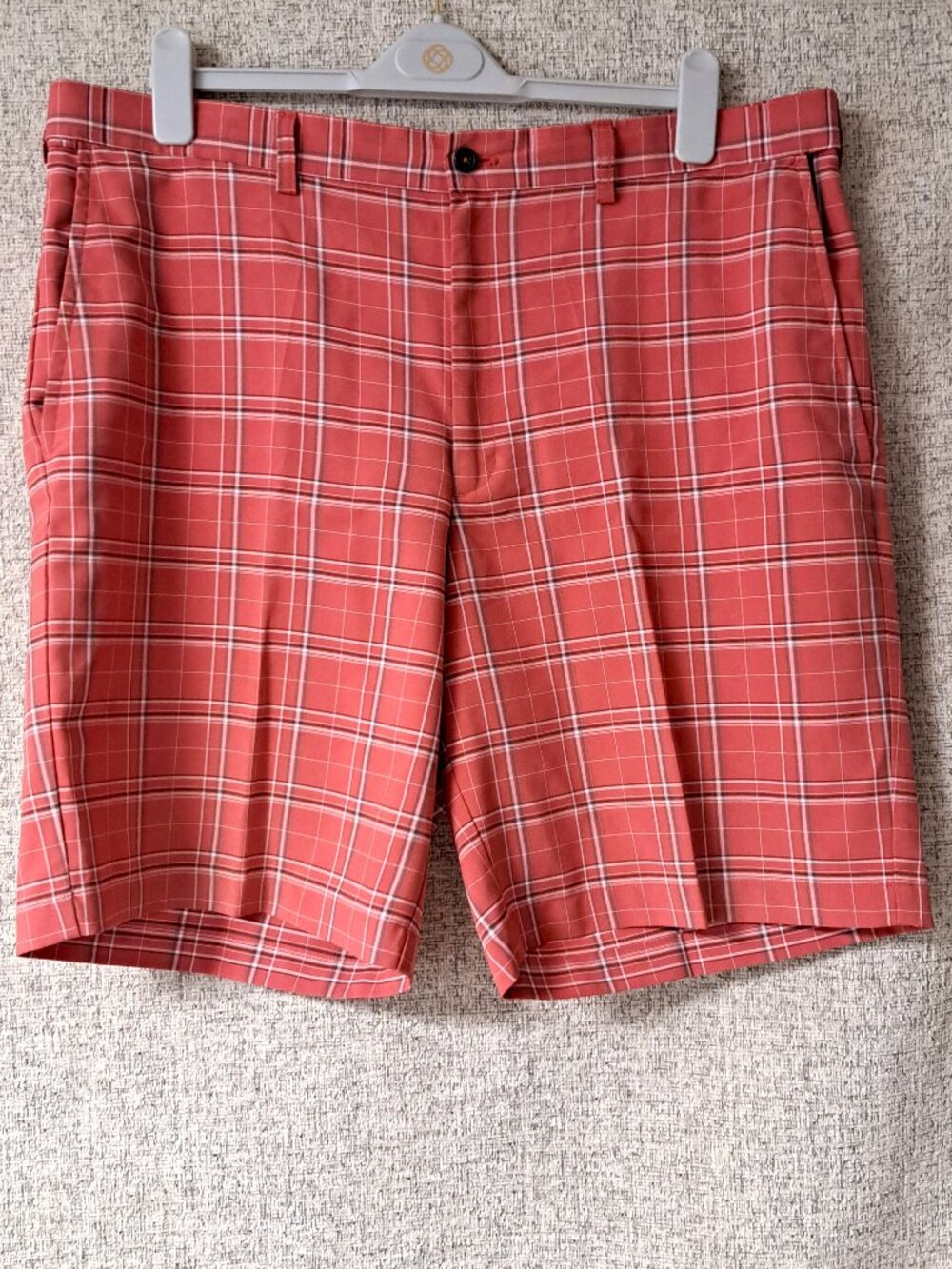 MEN'S HAGGAR LIGHTWEIGHT RED WHITE BLACK PLAID SHORTS SZ 38 GREAT FOR GOLF